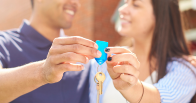 Tree care accidents: When are homeowners liable? homeowners holding key